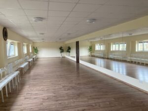Sala taneczna z lustrami